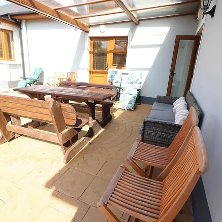 Nyaraló Kissane's *