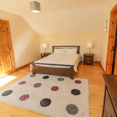 Nyaraló Kissane's *