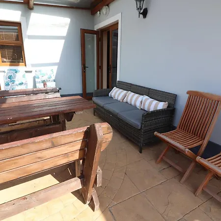 Nyaraló Kissane's *