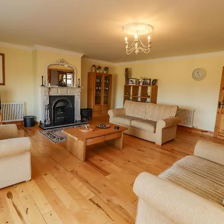 Nyaraló Kissane's *